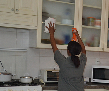 diarista limpando cozinha
