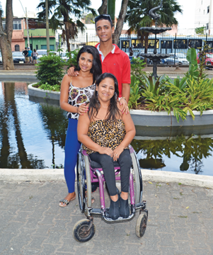 mulher cadeirante com dois filhos