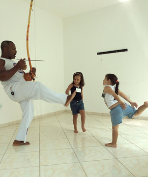 aula de capoeira na txai de macaé