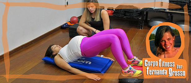 mulher grávida fazendo exercício físico no chão academia