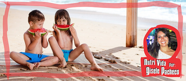 criança na praia comendo melancia 