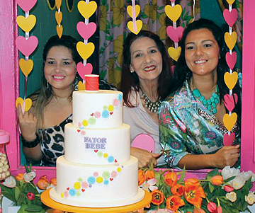 Isabela, Rafaela e Neide Assumção da Fator Bebê Atelier de Macaé com o bolo de inauguração