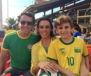 Léo fonseca com esposa e filho Leon com camisa do Brasil