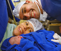 Henrique de Souza Nogueira Neto com esposa e filha na sala de parto