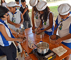 escoteiros tendo aula de culinária - escoteiros de macaé