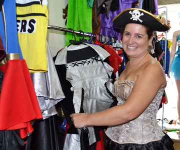 mulher vestida com fantasia de pirata