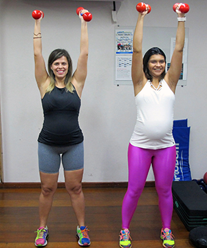 grávida fazendo exercício com peso