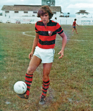Fernando Macaé com camisa Flamengo