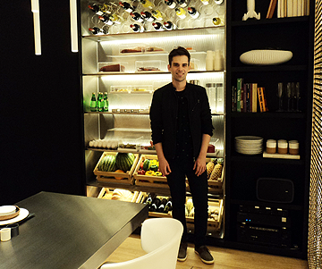 arquiteto Saulo Moreira amostra casa cor cozinha armários com alimentos aparecendo