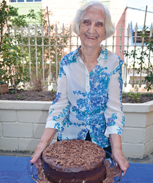Vovó Maria Lobo com bolo de chocolate