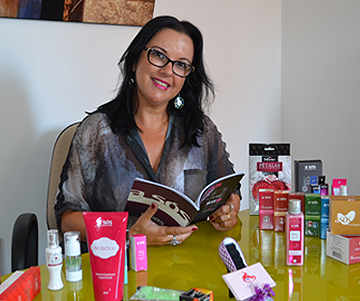 Leila Campos com produtos de sex shop