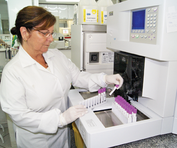 bióloga manipulando exame de sangue