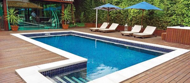 As piscinas são objeto de desejo de muitas pessoas que sonham em dar um mergulho refrescante no conforto de seu lar.