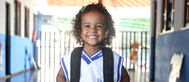 menina com uniforme da escola da prefeitura de macaé