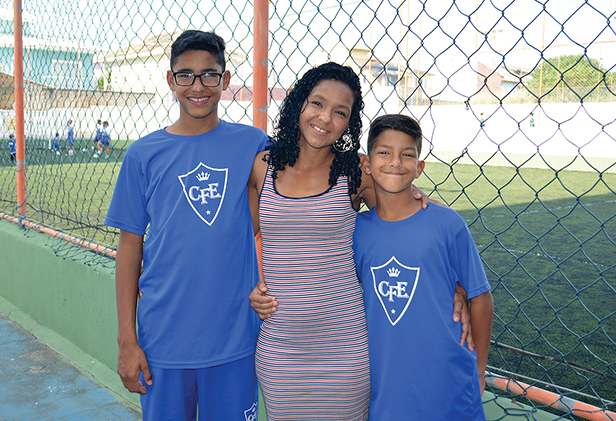Mãe e filhos na escolinha de futebol