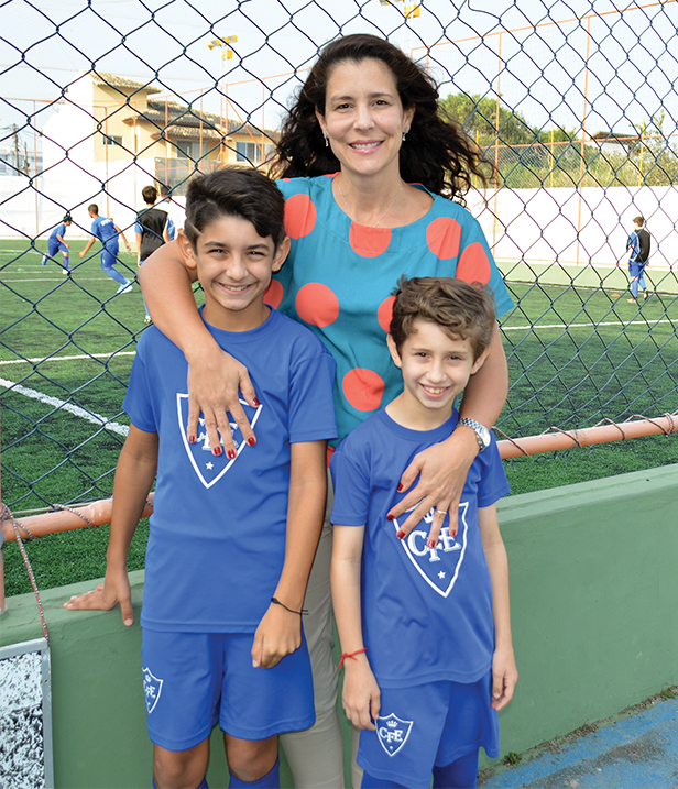 Mãe e filhos ma escolinha de futebol