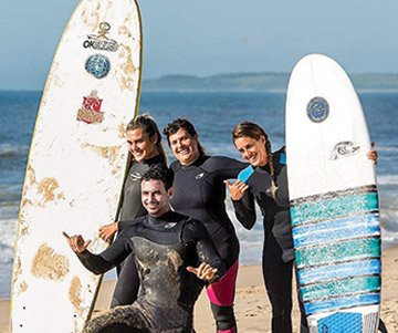 professoar de surfe e alunas