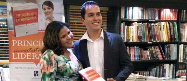 autor Thiago Abreu com o livro Princípios incontestáveis da liderança