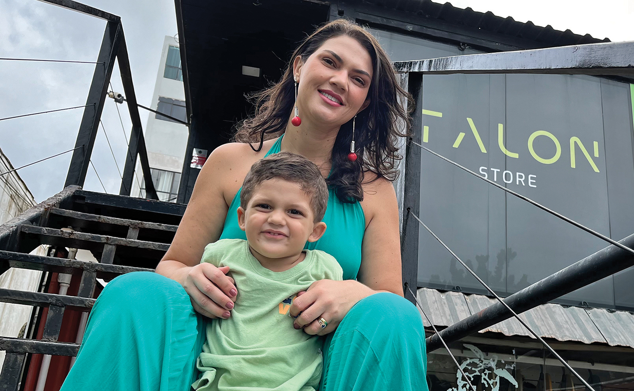 Camila Espíndola com o filho Gabriel na Talon Store. Ela voltou a usar iPhone depois de muitos anos e teve