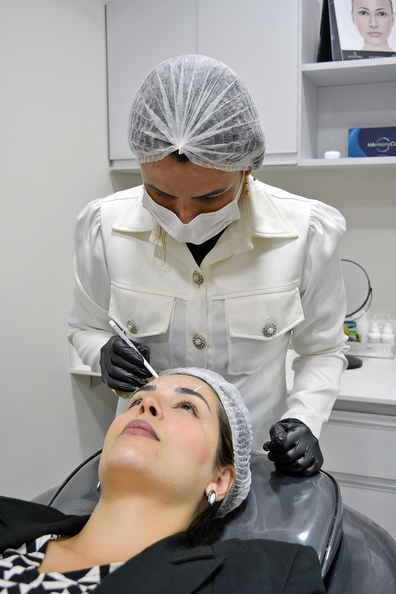 Nathalia Mustafa fez harmonização facial na Botoclinic e o resultado foi elogiado por sua família e amigos.