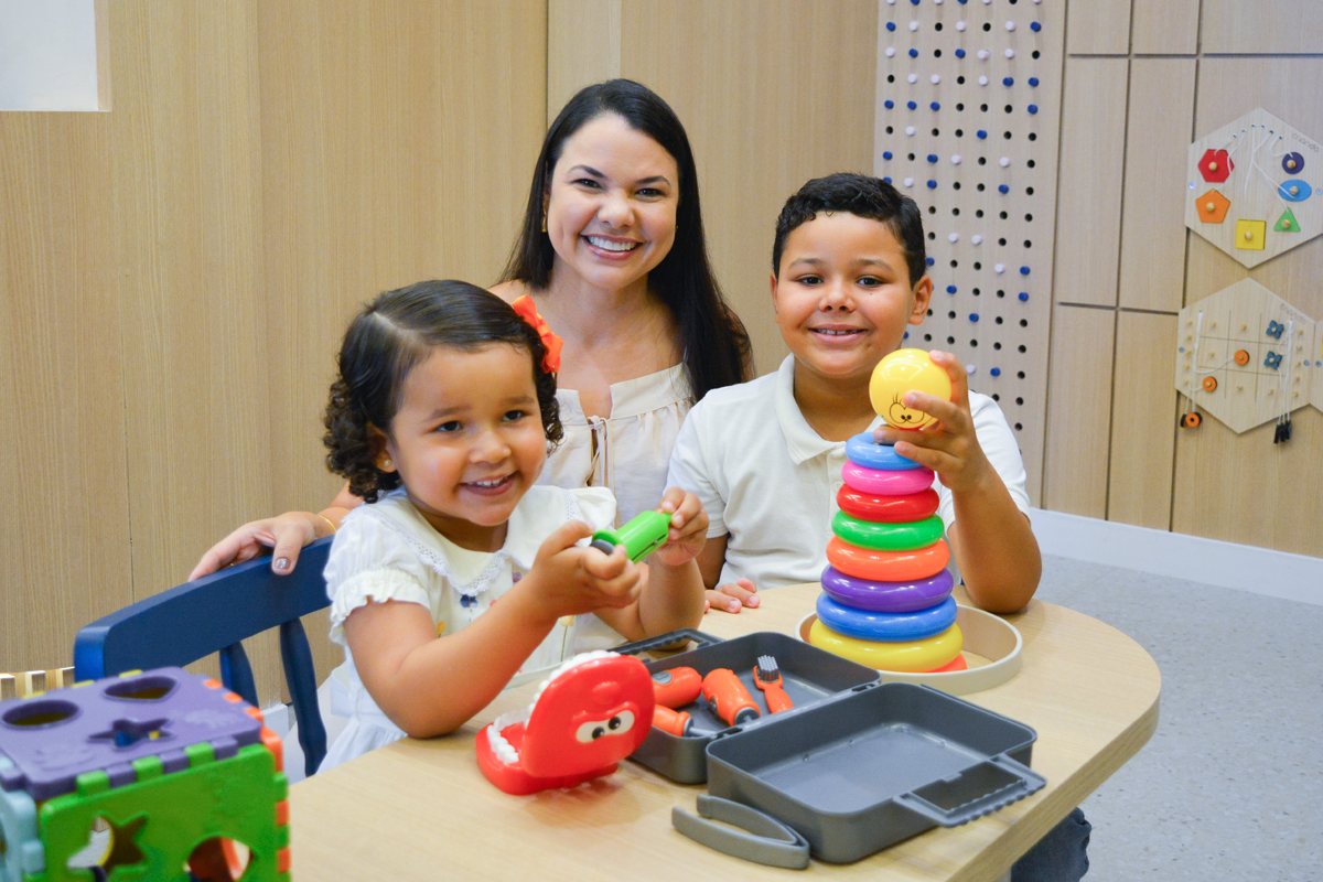 Lizânea Oliveira com os filhos Laís e João. Eles são pacientes da Dra. Mirella desde muito pequenos e adoraram o novo espaço. (Foto Alle Tavares)