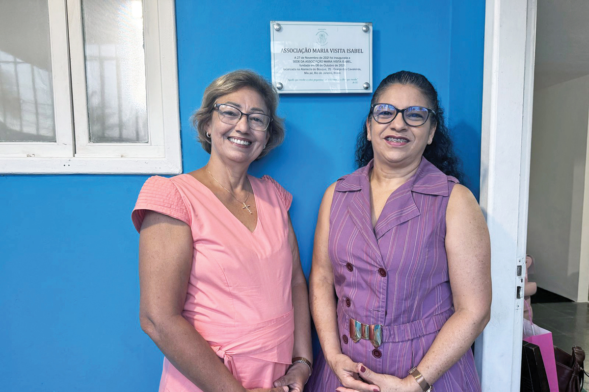 Silvana Silveira com a vice-presidente Vanusa Ribeiro. Silvana criou aassociação Maria Visita Isabel em 2007, na Igreja Nossa Senhora de Fátima.