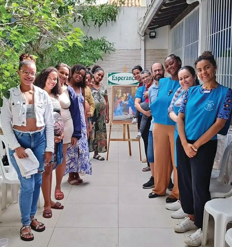 A associação é uma organização filantrópica quetem como foco acompanhar e ajudar gestantes em
vulnerabilidade social e emocional