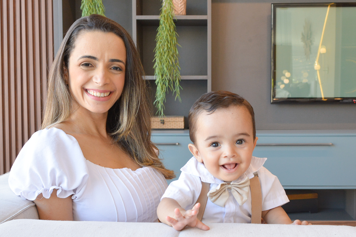 Jhenniffan Roza com Josué, de 10 meses (8 meses corrigidos). Com 21 semanas de gestação, ela teve o laudo de bolsa rota, quando começou a perder líquido e teve queficar internada por 65 dias em repouso absoluto. (Foto Alle Tavares)