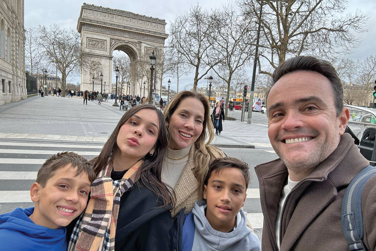 Alessandra Domingues e o marido Júlio Máximo com os filhos Júlia, Henrique e Arthur em Paris. Eles viajam com Simone há 22 anos