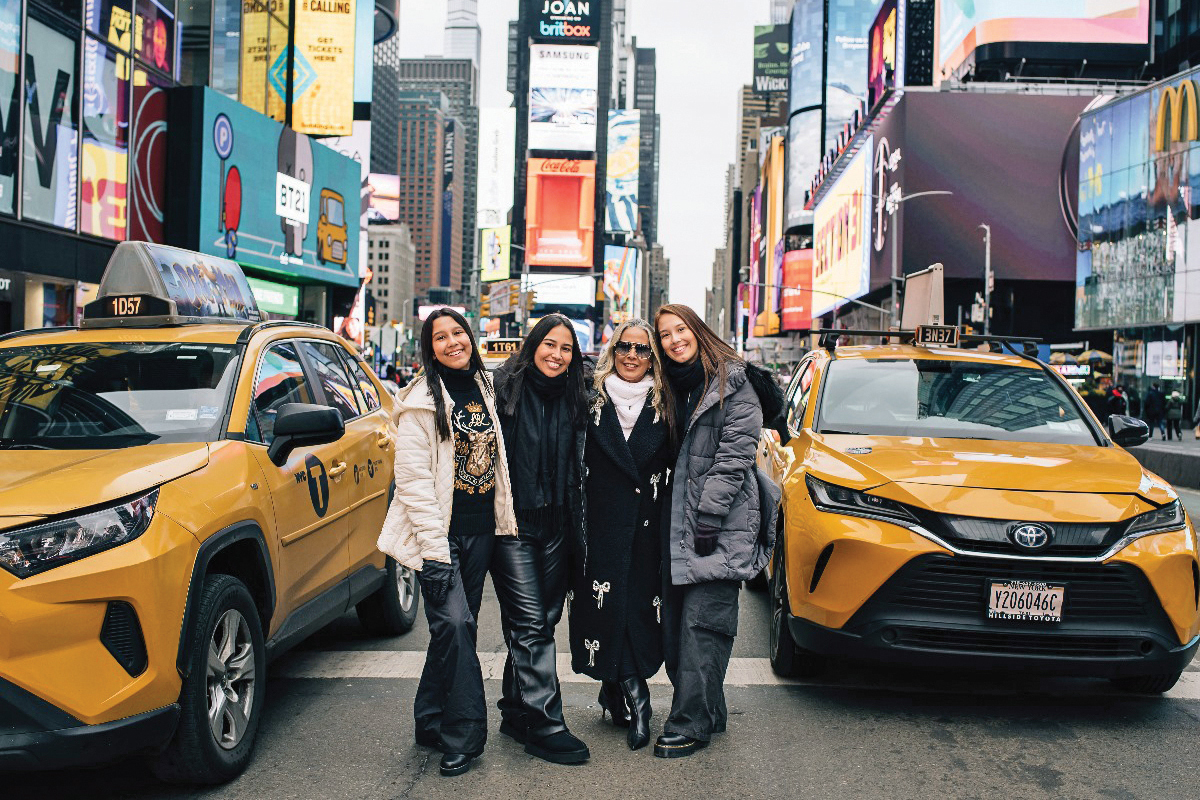 Carla Bittencourt com as filhas Liz, Lorena e Luiza em Nova York. Simone monta um roteiro capaz de agradar a cada uma delas em uma viagem