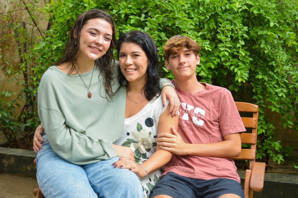 Marina Gil Ferrarese com os gêmeos Catarina e Joaquim, de 16 anos, que nasceram com 7 meses e meio de gestação e ficaram 12 dias na UTI Neonatal. (Foto Alle Tavares)