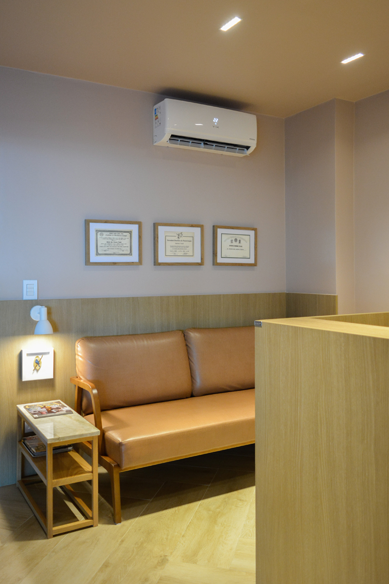 A arquiteta Lívia Melo utilizou o conceito da decoração afetiva, tendo como inspiração uma aquarela e um quadro, que estão no consultório para criar uma atmosfera mais aconchegante. (Foto Alle Tavares)