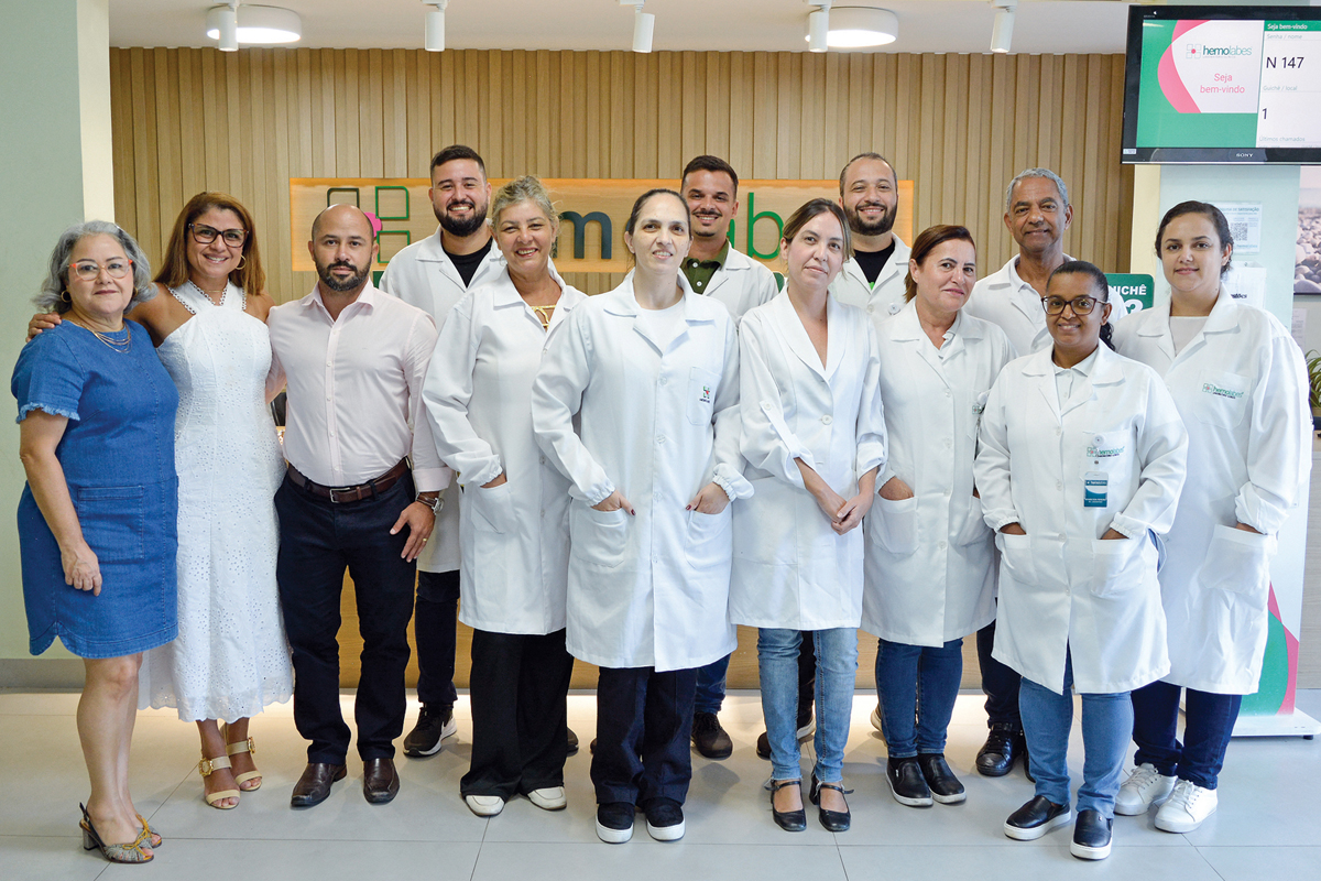 Os diretores Elizete Andrade, Ulli Alonso e Yan Andrade, com parte da equipe técnica do Hemolabes. O laboratório passa todos os anos por rigorosa auditoria externa do Sistema Nacional de Acreditação do Departamento de Inspeção e Credenciamento da Qualidade (DICQ). (Foto Alle Tavares)