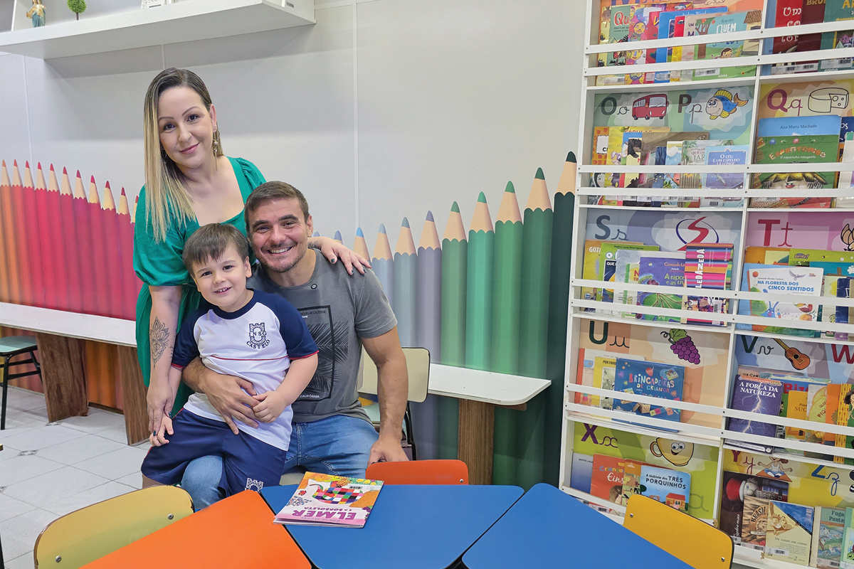 Uma família que entrou recentemente na escola. Bárbara Elis Ventura com o marido Fábio Neves da Costa e o filho José Miguel Ventura Costa, de 4 anos (Foto Paolla Itagiba)