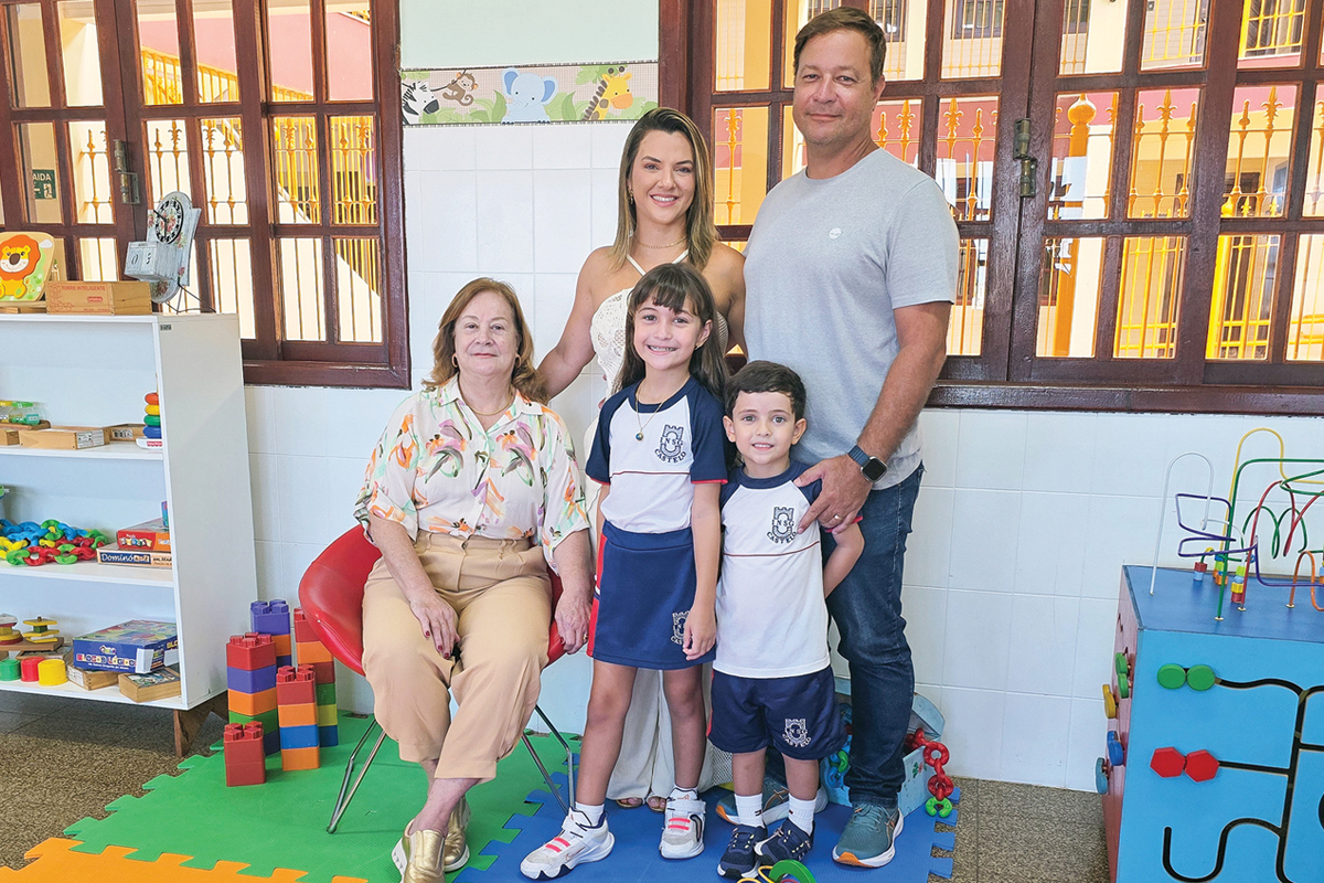 Várias gerações da mesma família no Castelo. Elenir de Mattos Costa (sentada); a nora Débora Crespo; o filho Anderson de Mattos Costa (em pé) e os netos Luiza Arcangelo Crespo e Evaldo Costa Neto. (Foto Paolla Itagiba)