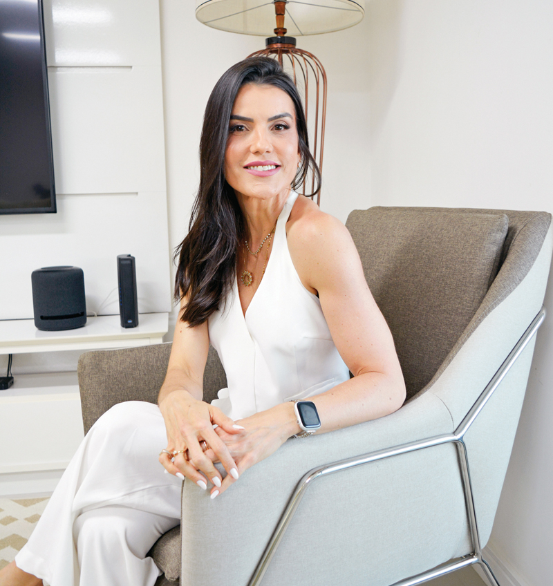 Carolina de Azevedo fez uma cirurgia de redução da prótese da mama e o procedimento abdômen reverso de forma simultânea com a Dra. Luana e o resultado ficou exatamente como desejado por ela. (Foto Alle Tavares)
