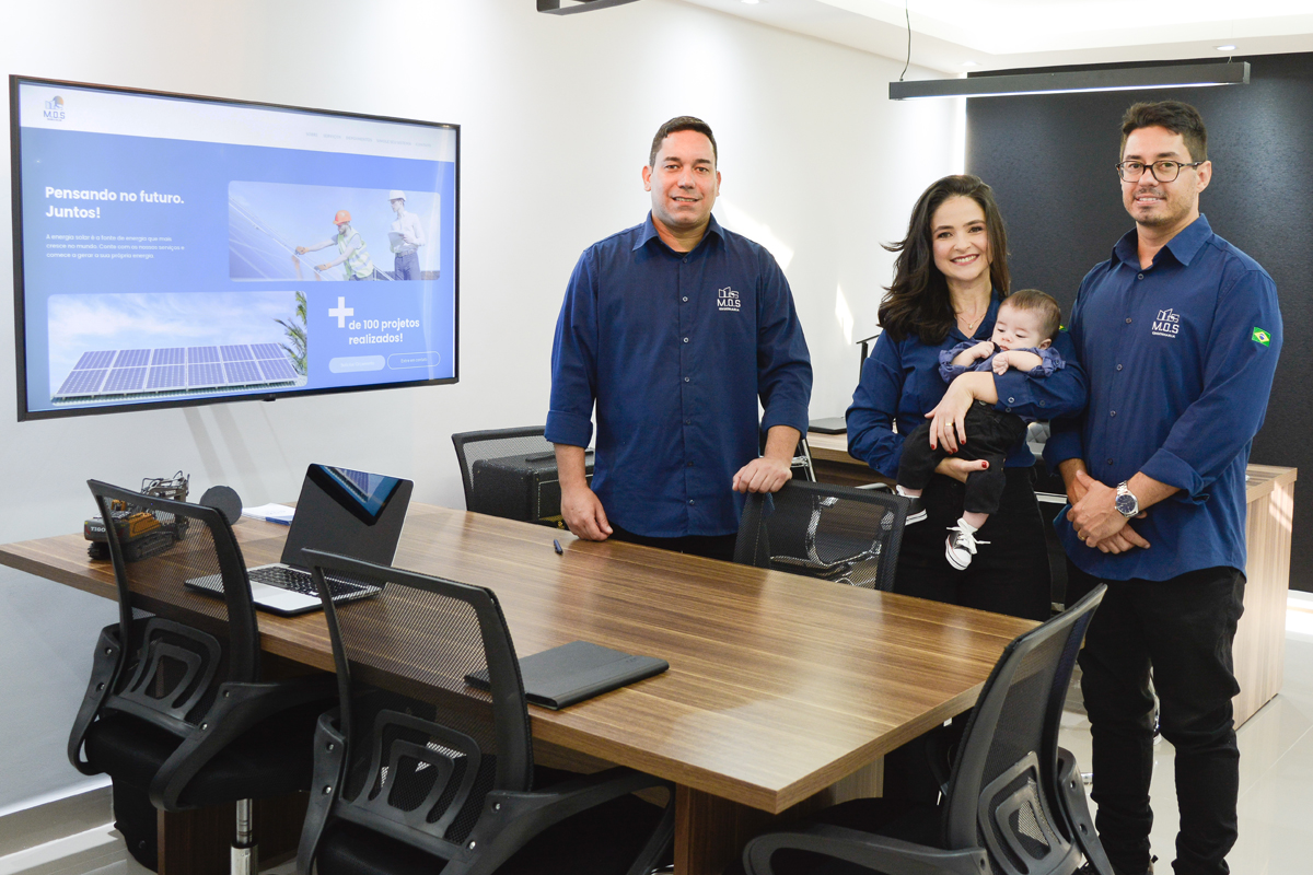 A família M.O.S. Engenharia. O casal à direita Angélica e Maicon Oliveira (diretor), com o filho Miguel no colo, e Leonardo Oliveira (gerente comercial). (Foto Alle Tavares)