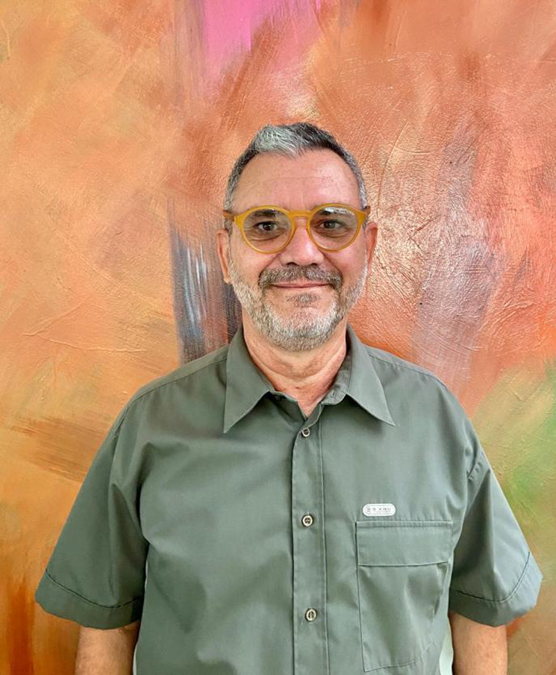  Marcelo Machado, Arquiteto, Universidade Santa Úrsula /RJ, Brasil. Designer de interiores, Bauder College/Atlanta, EUA. Artista Plástico, Escola de Artes Visuais do Parque Lage (4 anos)/ RJ, Brasil. Tem cursos de Desenho e Pintura feitos no MoMa, Museu de Arte Moderna de Nova York , EUA e Galerias em Atlanta, EUA. Participou de Exposições Coletivas em Chattanooga -- EUA, também em coletivas e exposição individual, em Búzios e Macaé/ RJ, onde reside.
