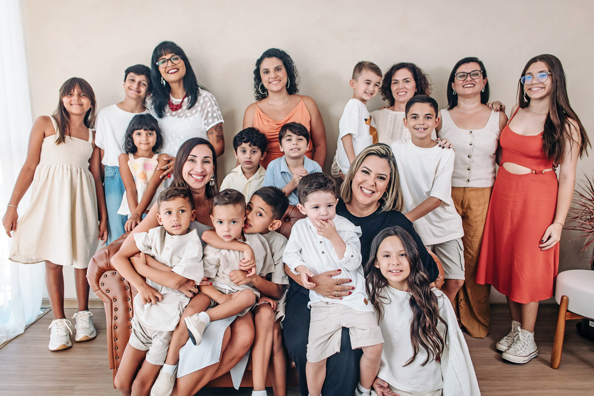 Elas são mulheres, mães e profissionais que se dedicam ao seu próprio bem-estar. Permitiram serem cuidadas e encontraram acolhimento, equilíbrio e saúde para viver plenamente. Em pé: Joice Rosa, Raquel Petersen, Liz Boaron e Celina Romano. Sentadas: Fernanda Del Valle e Juliana Ueda Peçanha. (Fotos Paula Vieira/ Lumina Fotografia)