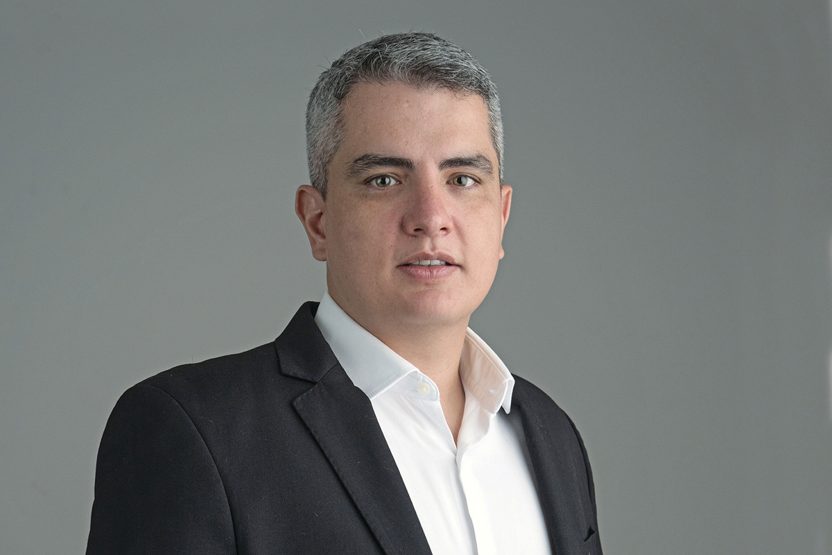 Breno Vecci está à frente da Strategy Labs.Nascido em Macaé e criado em Conceição de Macabu, é graduado em Ciência da Computação pela UFRJ. Antes de fundar a empresa, acumulou experiência no mercado financeiro, com passagens por grandes instituições como BTG Pactual, Vinci Partners e Bocom BBM.