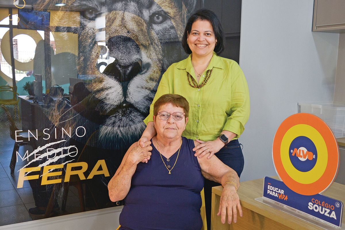 Genilda de Souza com a filha Liliane no Colégio Souza. (Foto Alle Tavares)