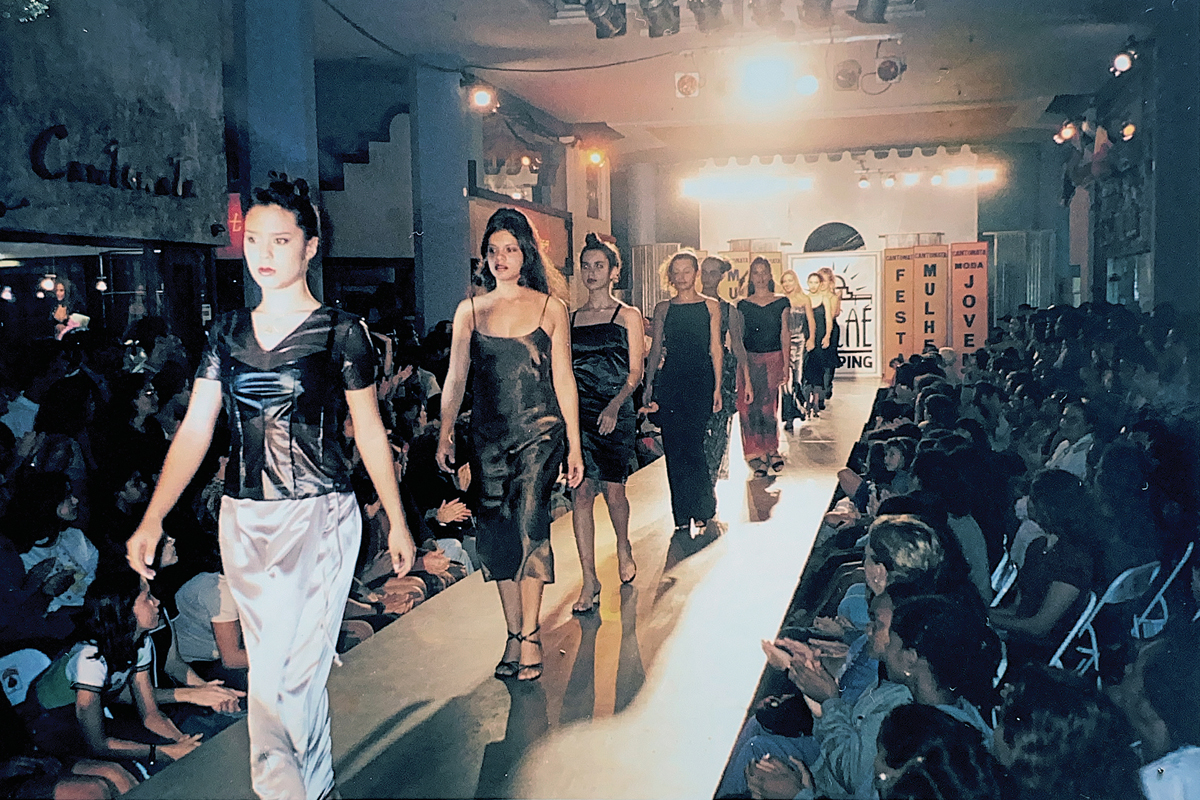 Desfile da loja Cantonata no antigo Macaé Shopping, na década de 90. (Arquivo)