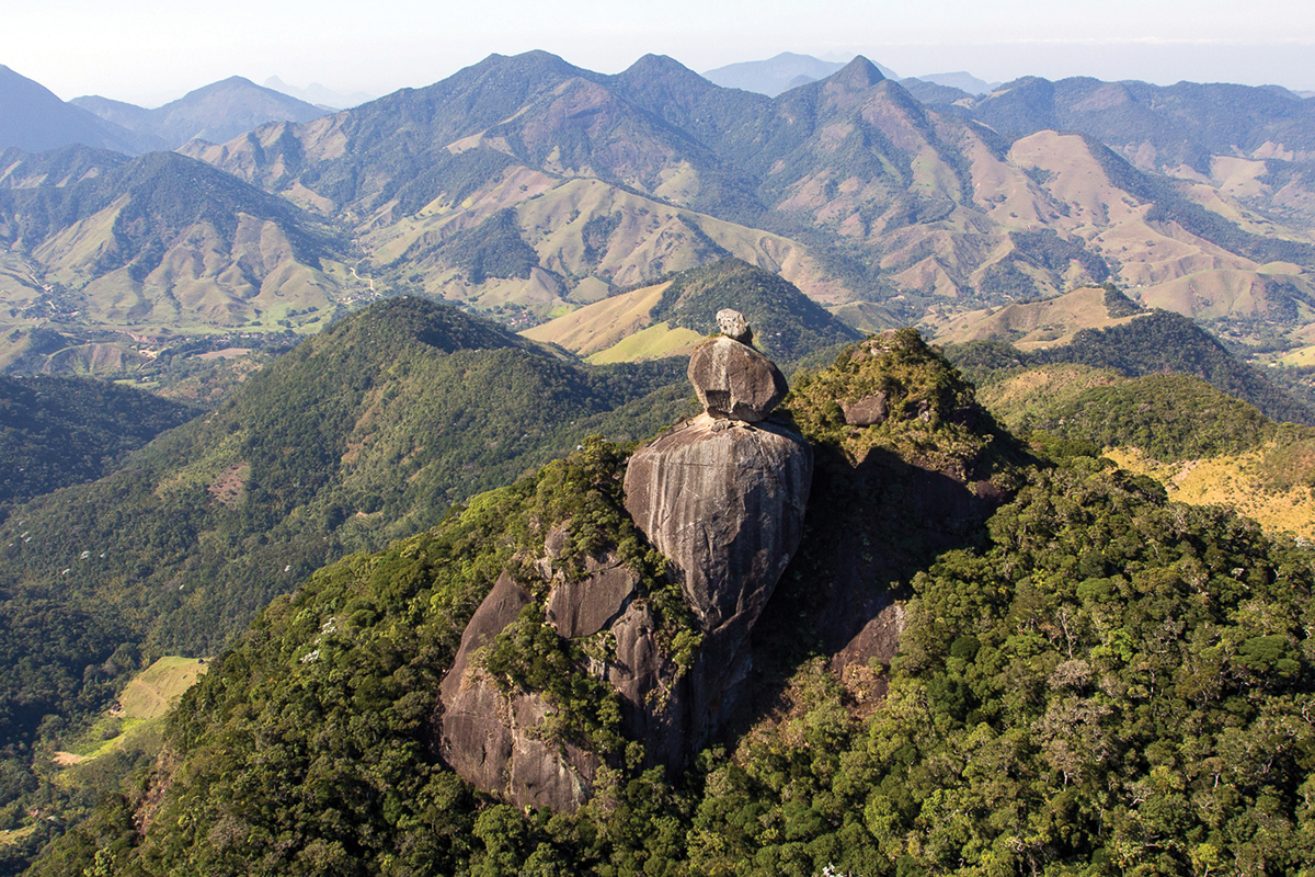 O Pico do Peito do Pombo é uma marca imponente no Sana, com sua trilha sendo uma das mais procuradas por turistas. (Foto Cláudia Barreto)