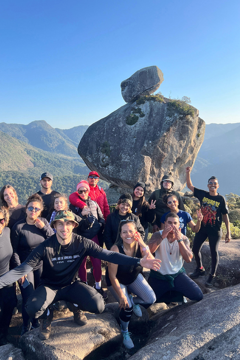 Marcelo Borges, de braços abertos, foi um dos primeiros guias locais a levar as pessoas até o Peito do Pombo, aos 16 anos, e hoje, uma década depois, estima já ter levado mais de 7.000 turistas até o pico. (@sanarjj)
