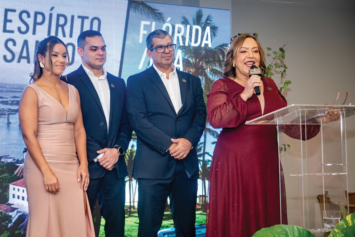 Regina Augusto, no púlpito, com o marido Claudinez, a filha Clarisse e o genro Sérgio Nogueira. A Aliança Soluções é uma empresa consolidada há 25 anos no mercado offhore e onshore. (Foto Bianca Costa)