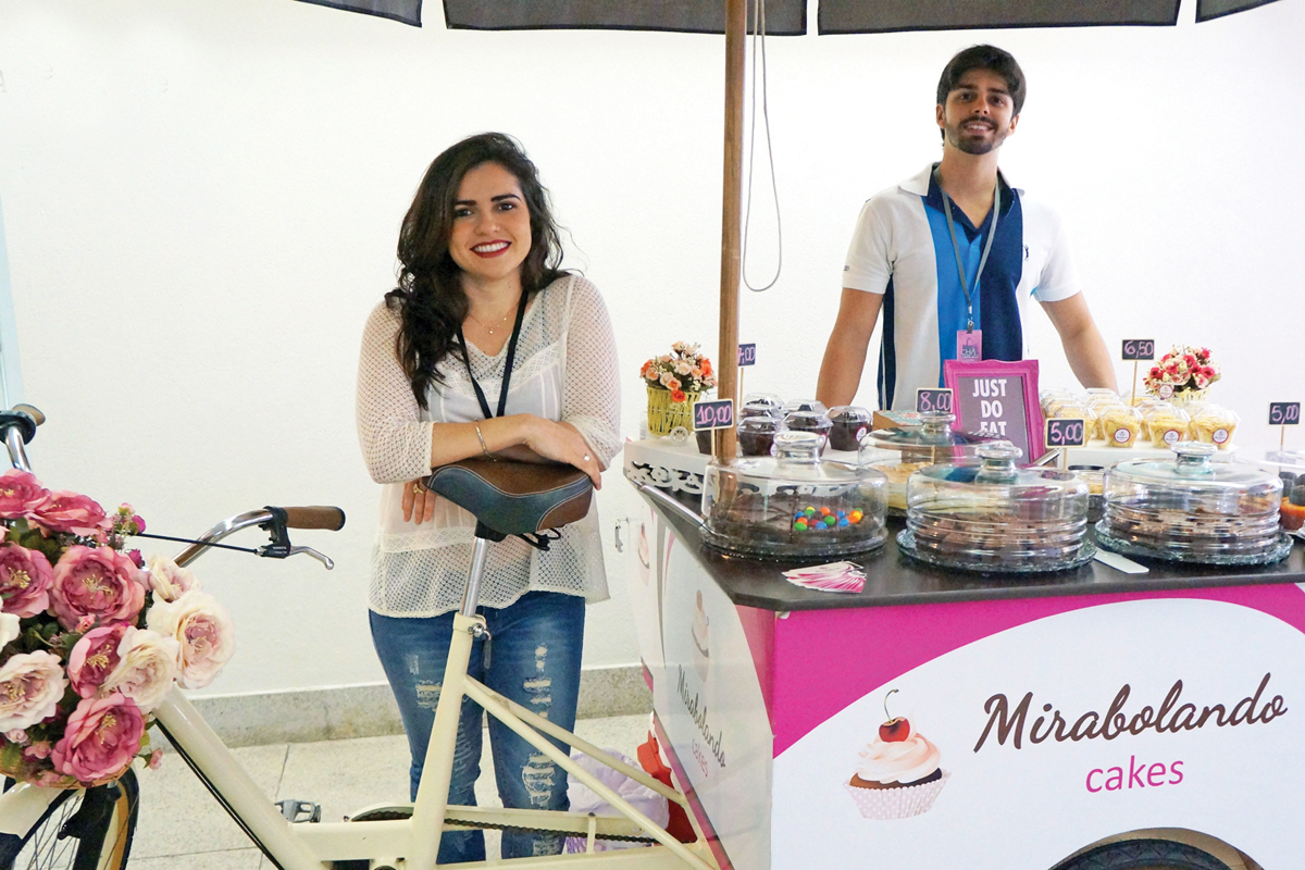 Kelly Paiva e Alex Saidler começaram a namorar em 2015, quando decidiram fazer bolos para vender e criaram a Mirabolando que, no início, era uma food bike, e hoje, está nos Cavaleiros. Uma parceria de sucesso. (Arquivo)