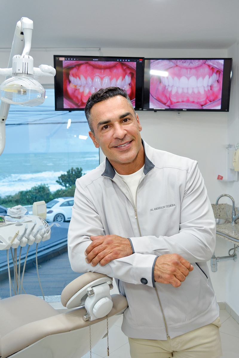 Dr. Anderson Siqueira abriu a Sorrié em Macaé há 20 anos. Ele é especialista em implantes, periodontia, enxerto ósseo, cirurgia gengival, além de facetas e lentes de contato. (Foto Alle Tavares)