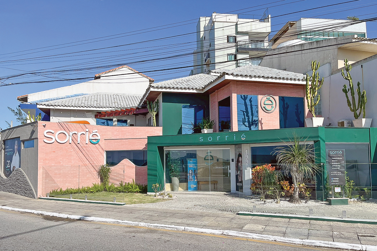 A fachada da Sorrié, que fica na Praia dos Cavaleiros, foi atualizada para ser alinhada à nova identidade visual da marca. (Foto Alle Tavares)