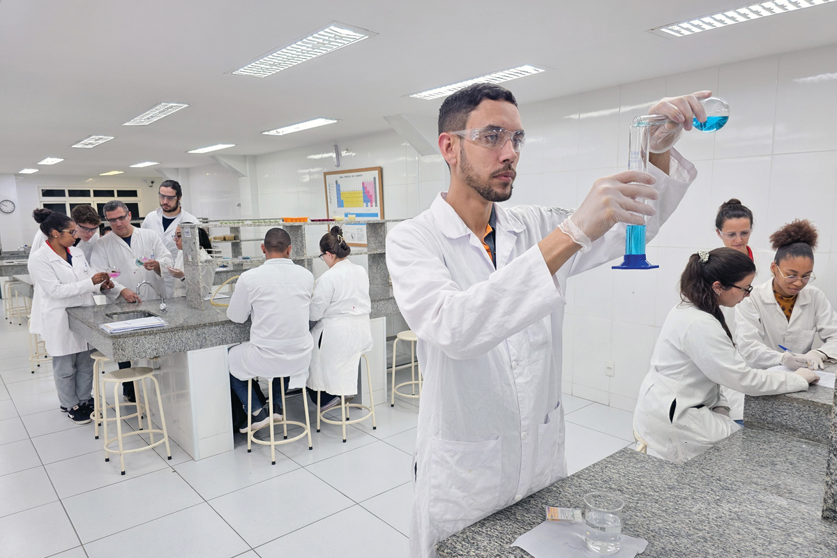 Todos os cursos técnicos do Castelo possuem mais de 70% da grade curricular voltada à prática em laboratórios ultramodernos. (Fotos Paolla Itagiba)