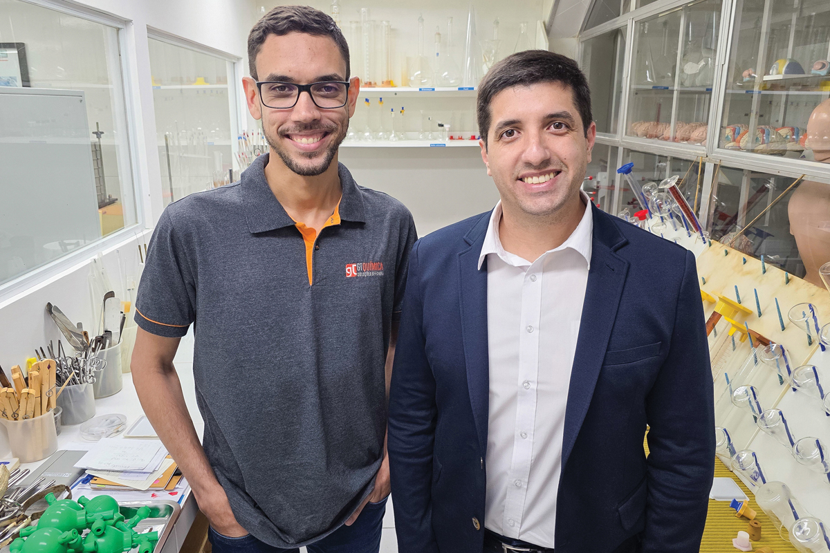 O aluno Lucas Henriques dos Santos com o gestor de contratos da GT Química Marcus Guilherme Filho. Lucas começou como estagiário e hoje está efetivado na empresa. (Foto Paolla Itagiba)